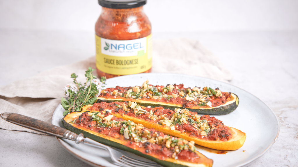 Zucchinis gefüllt mit veganer Bolognese