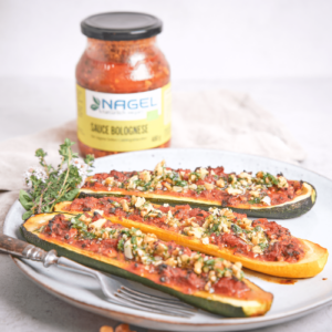 Zucchinis gefüllt mit veganer Bolognese