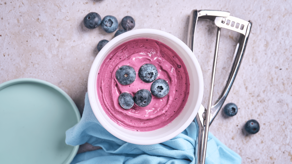 Blaubeereis mit Seidentofu ohne Industriezucker