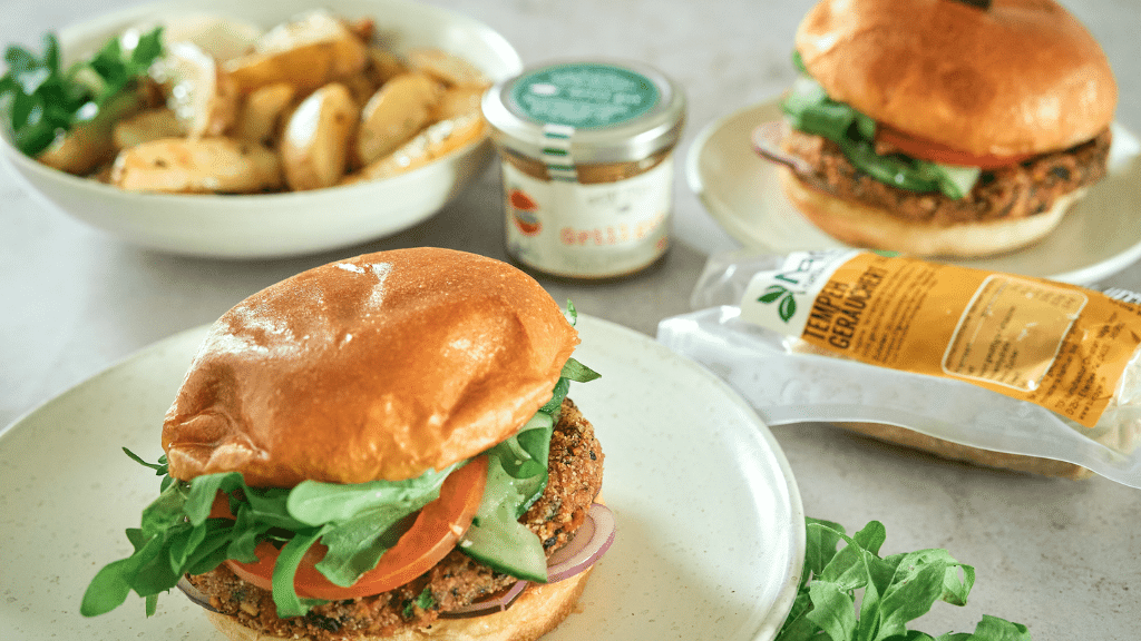Burger mit einem Tempeh Patty und Kartoffelecken