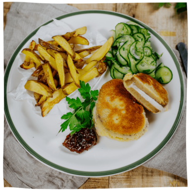 Cordon Bleu mit Gurkensalat und Pommes